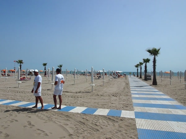 Wenig später erkunden wir den weitläufigen Strand Chioggias, an dem sich zu diesem Zeitpunkt noch kaum Menschen tummeln ...