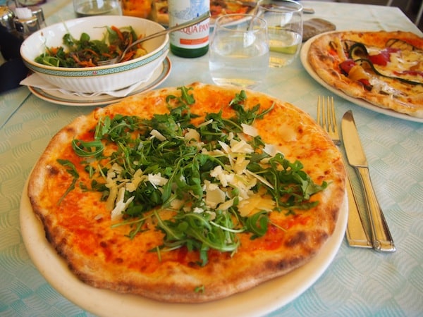 Nach all den Eindrücken und Fahrtkilometern mit dem Ebike lohnt der Besuch einer typischen, italienischen Pizzeria.