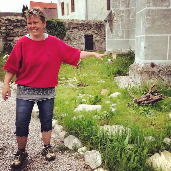Kräuterhexe Claudia weiht uns ein in ihren neu bepflanzten "Kloster-Kräuter-Garten" ...