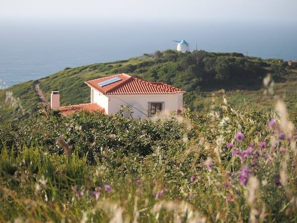 ... darunter mein persönlicher Favorit, der Anblick dieses schmucken und verträumten Häuschens gleich über den Klippen der Küste Portugals. Sooo schön - einfach zum Dahinträumen und Genießen.