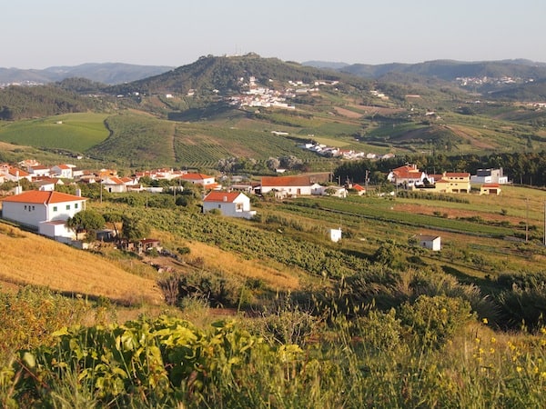 ... offenbart uns Portugal liebreizende Landschaften wie hier: Blick auf kleine Dörfer, Weinberge und Felder die denen der Toskana (oder Südsteiermark?!) ähneln.