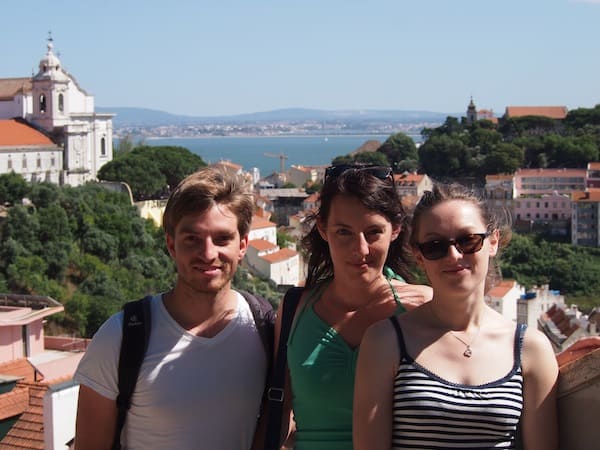 ... den ich hier mit meinen Freunden verbringen darf: Gemütlich überblicken wir die Stadt Lissabon.