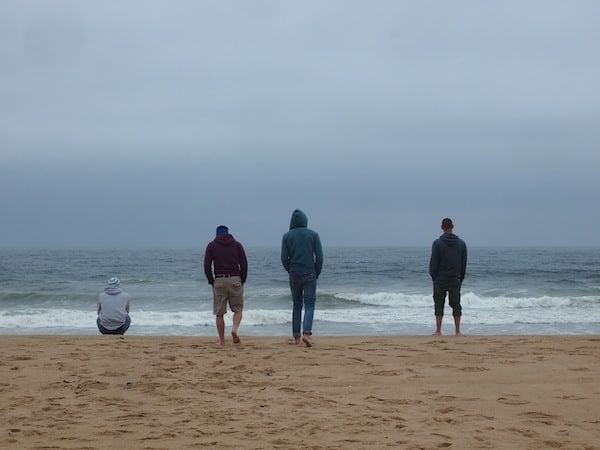 Ausloten des "ersten Mals": Unsere Jungs am Surferstrand vor der ersten Begegnung mit dem Wellenmeer.