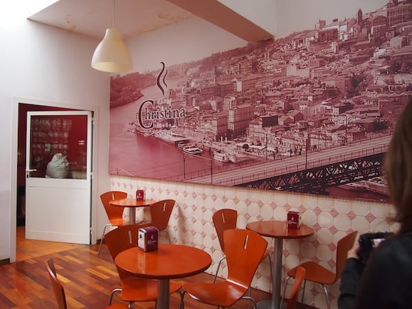 Bei all den süßen Köstlichkeiten und Verführungen darf auch eine gute Tasse Kaffee nicht fehlen: Wir stoppen im traditionellen Café Christiana, welches seit über 200 Jahren in der Stadt Porto besteht ...