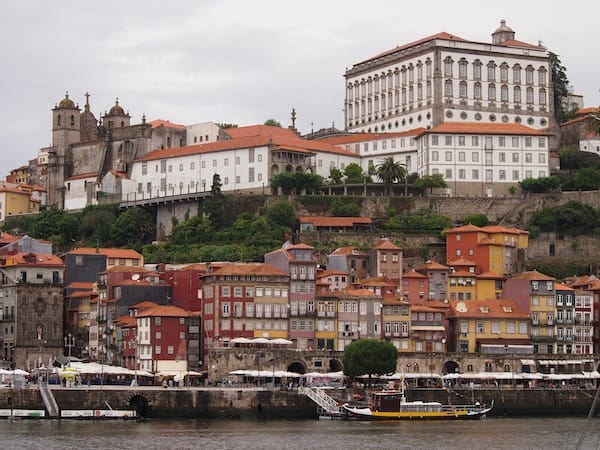 Am Flussufer des Douro, mit Blick auf die Altstadt von Porto ...