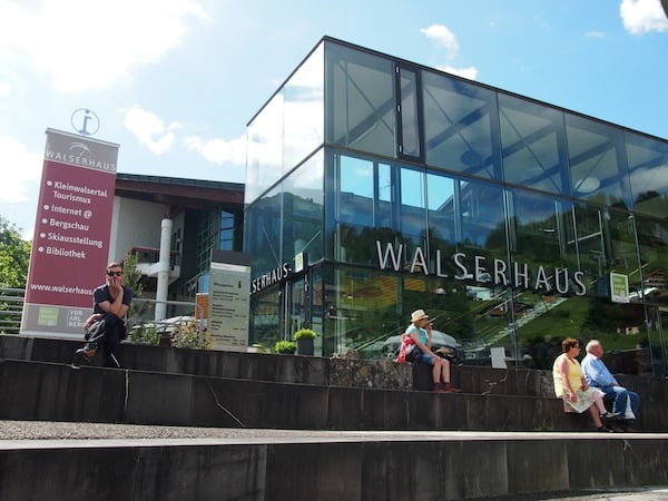 Das "Walserhaus" ist als Besucherzentrum einladend mitten im Ort des romantischen Bergtales gelegen. Hier finden wir Informationen in Hülle und Fülle, sowie attraktiv aufbereitet.