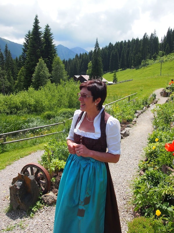 Last but not least steht noch ein Besuch dieser charmanten Dame auf dem Programm: Christine Keck und ihre einzigartiger Kräutergarten mit weit über 400 Sorten, die sie hier zum Blühen und zum Verarbeiten umsorgt!