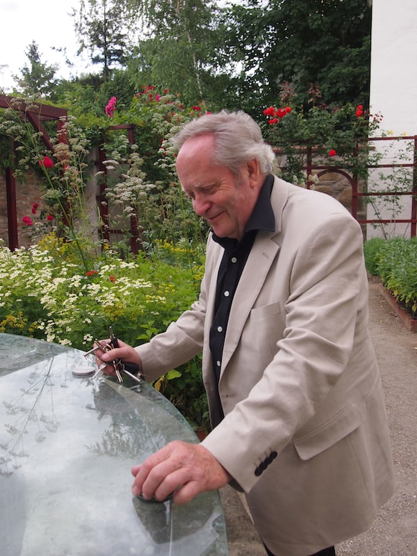Hier begrüßt uns der liebenswerte und charmante Josef Bauer zu einer Gartenführung der ganz besonderen Art ...