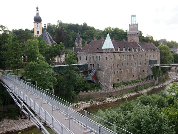 ... als Nächtigungstipp bietet sich auch hier das nahe gelegene Waidhofen an der Ybbs mit seiner Burganlage und dem Hotel Schloss an der Eisenstraße an ...