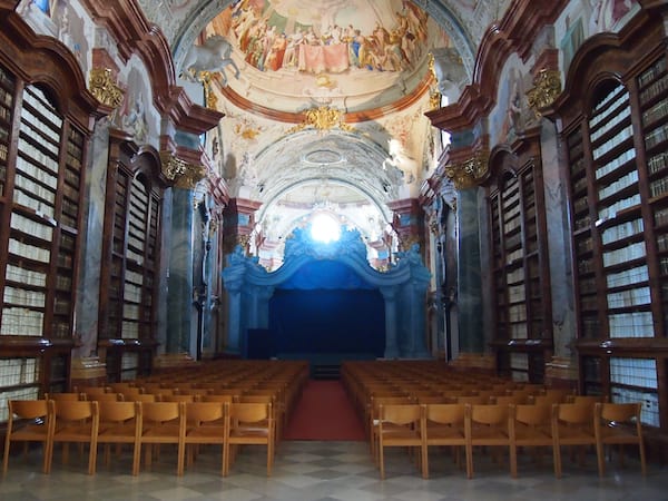 Auch heute noch wird beispielsweise die gewaltige Bibliothek mit imposanten Fresken Paul Troges für Konzerte und Aufführungen genutzt.