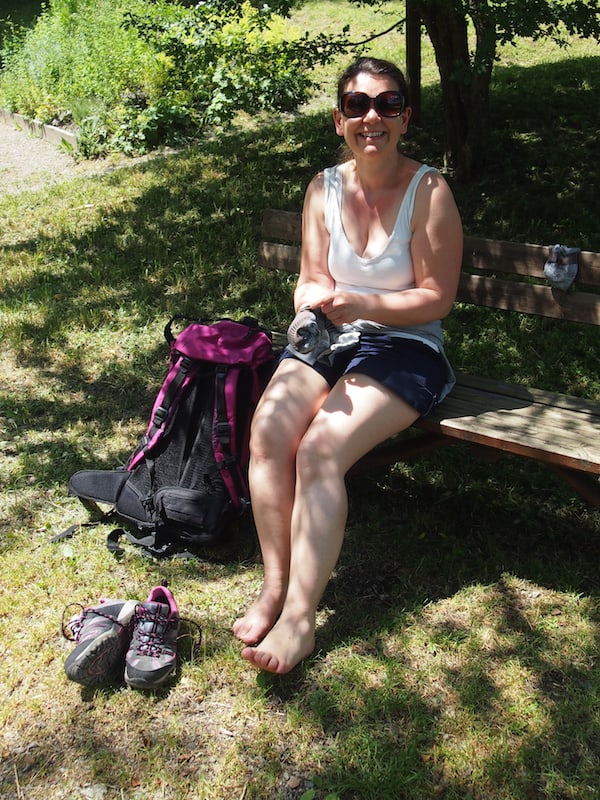 Pilgergefährtin Tanja beim erfrischenden Fußbad unterwegs: An der Kneippkurtretanlage im kleinen Ort Hainfeld geht es uns schon wieder besser .. !