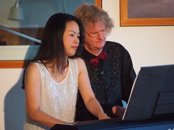 Highlight unter all meinen "Begegnungen im Ausseerland" ist jene mit dem Künstlerpaar Martyn & Tomiko van den Hoek, welche unterschiedlicher (Herkunft & Sprache) nicht sein könnten, jedoch als Pianisten am Klavier stets zu einer Einheit verschmelzen. Wunderbar ... !