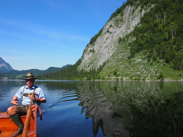Und schon geht's los: Während der Fahrt über den Altausseersee erzählt uns Herbert Stocker alles Wissenswerte zur Region und seiner Tätigkeit als Berg- und Flugretter im Ausseerland - eindrucksvolle Schilderungen ...