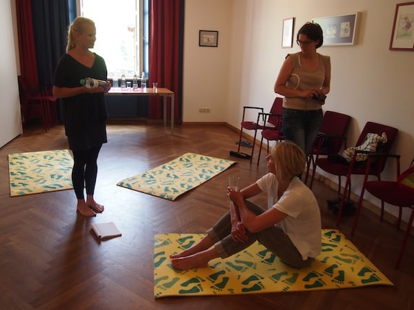 ... und auch Ines Kratzmüller tut ihr Bestes im anschließenden Stimmentwicklungs-Workshop in entspannter Atmosphäre ...
