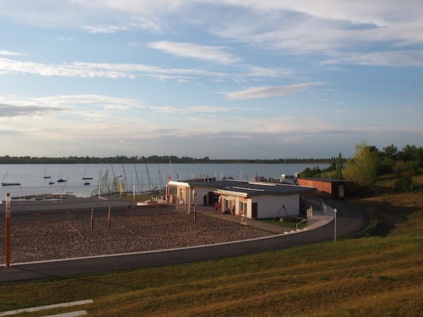 Meine neue Heimat auf Zeit: Blick über den Schladitzer See mit dem Camp David Sports Resort im Vordergrund.