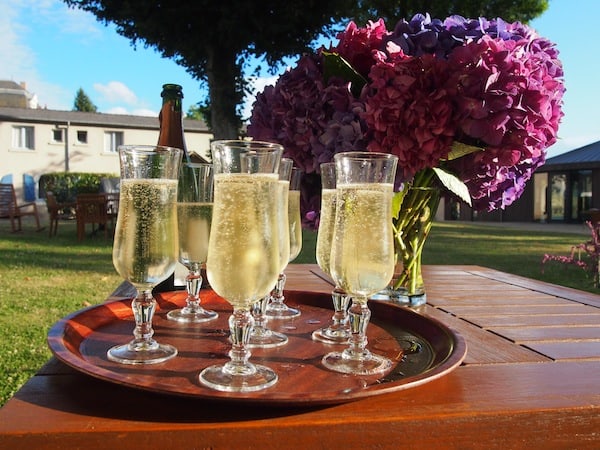 Ankommen in Frankreich: Der Champagner perlt, die Blumen duften, die Sonne strahlt - Nach wie vor regiert in diesem Land das Lebensgefühl pur.