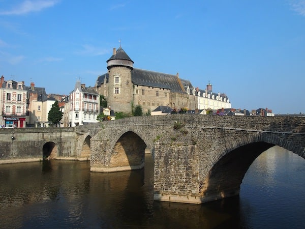 Die Altstadt empfängt uns ab dieser Brücke über die Mayenne ...