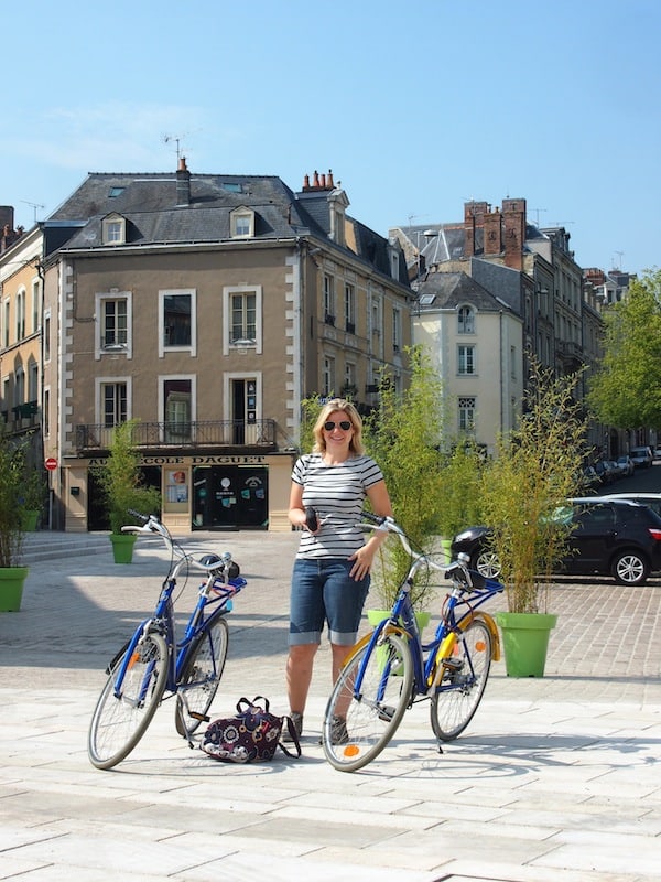 Unterwegs auf unseren Rädern, erkunden Monique und ich die Altstadt von Laval.
