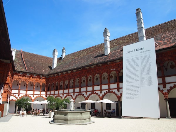 Ankommen im Renaissanceschloss Schallaburg: Der mittelalterliche Hof ist fein herausgeputzt!