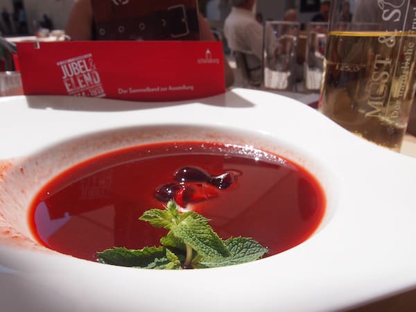 ... im Anschluss locken zeitgemäße Freuden wie die geeiste Erdbeer-Balsamico-Suppe, ein wahrer Genuss an heißen Sommertagen!