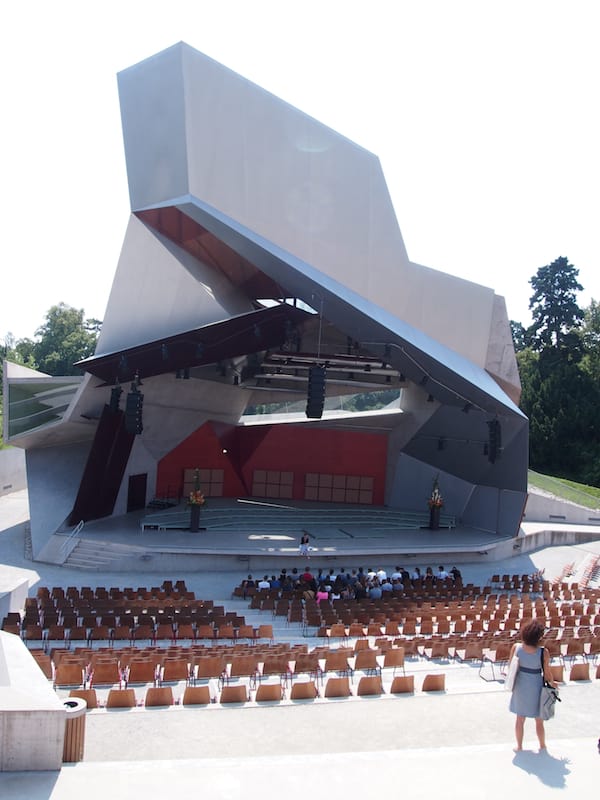 Der Kulturstandort "Wolkenturm" im Schlosspark Grafenegg begeistert architektonisch wie musikalisch: Hier finden Konzerte von internationalem Weltruhm statt.