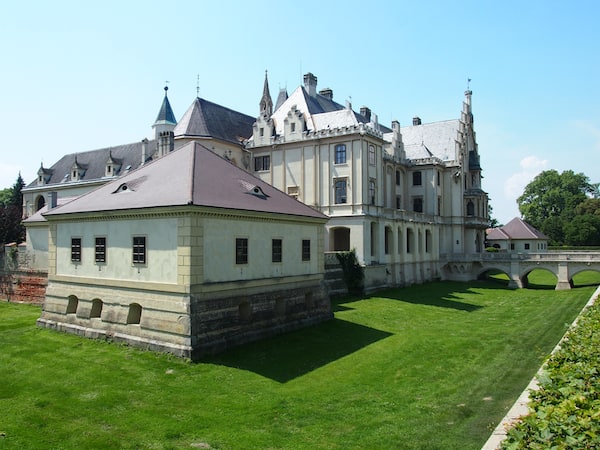 Das schmucke Schloss Grafenegg steht inmitten des gleichnamigen Schlossparks.