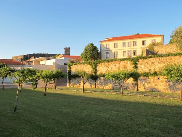Teile der Hotelanlage mit der Burg von Linhares da Beira im Hintergrund in der Abendsonne