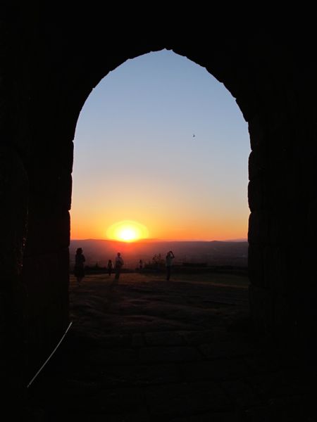 So sieht ein portugiesischer Sonnenuntergang durch ein Burgtor aus. Traumhaft schön, oder?