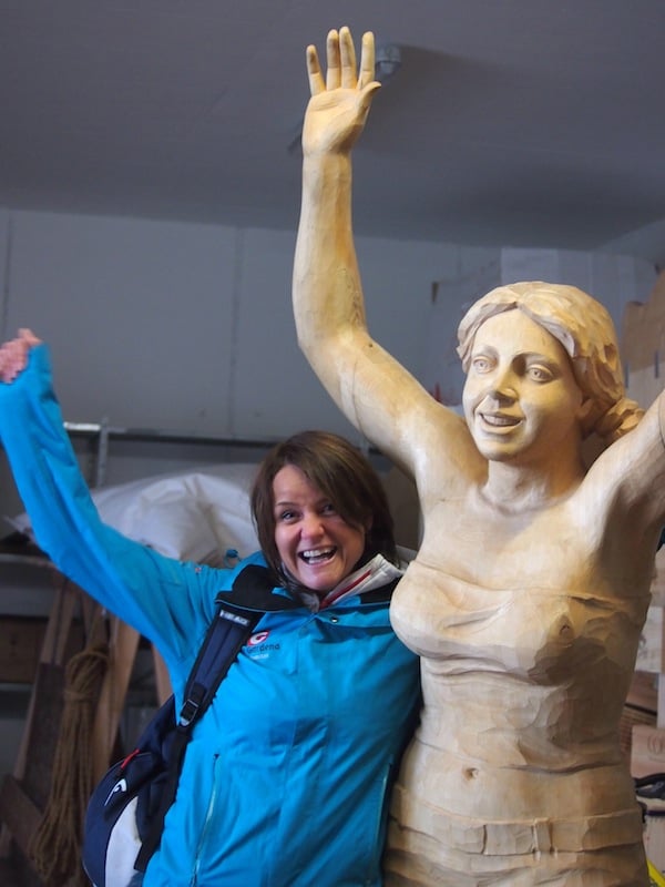 Neben Karin tut Gastgeberin Christina Demetz ihr Bestes, uns bei Laune zu halten: Beispielsweise beim Ausflug zu den berühmten Holzbildhauern des Val Gardena/Grödnertales, welche anlässlich der jüngst stattgefundenen Fussball-WM zahlreiche Fan-Statuen in Holz nachbilden.