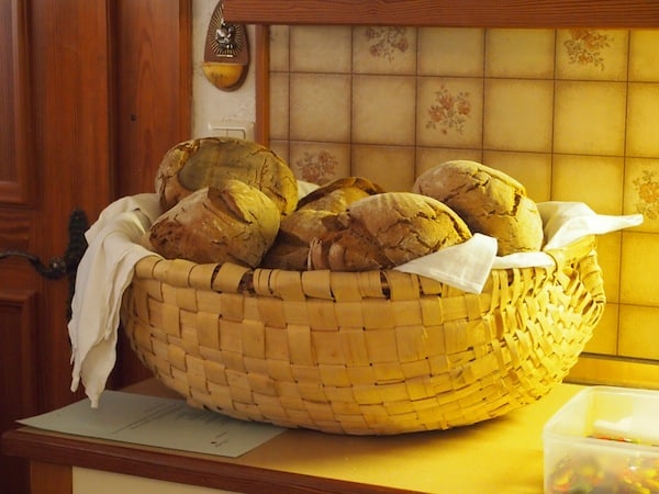 Wie gut, dass es Kathi gibt: Duftende Laibe Brot empfangen uns bereits beim Einmarsch in die gemütliche Stube auf ihrem Hof ...