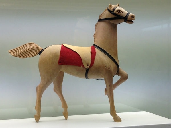 Dieses wunderhübsche Pferd als Teil der frühen Spielzeugsammlung des Museums begeistert mich in seiner Formvollkommenheit und Vollendung.