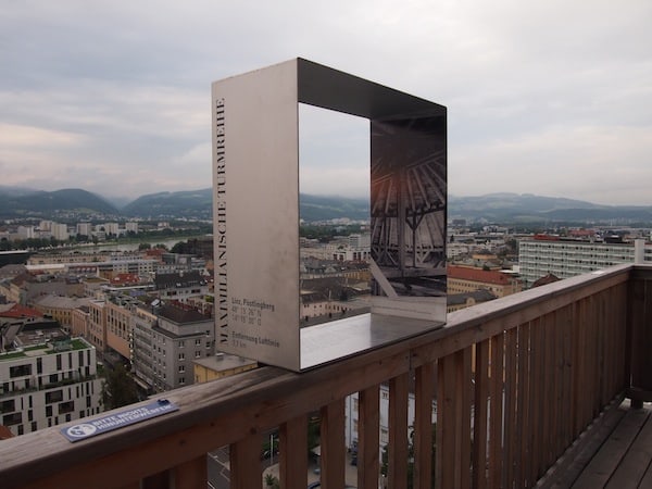 ... findet von diesem Turm im OÖ Kulturquartier seine Entsprechung: Die modernen Kunstinstallationen begeistern uns.
