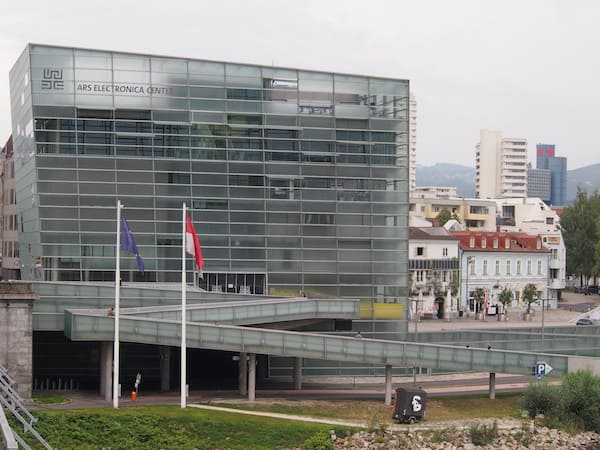 Von hier aus hat man beispielsweise das Ars Electronica Centre, eines der modernen Wahrzeichen Linz', gut im Blick.