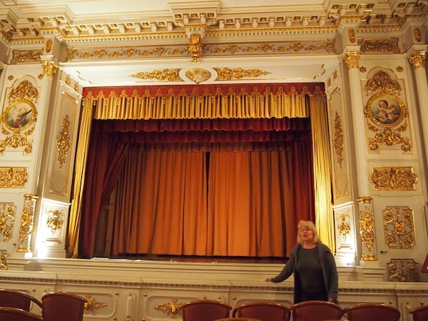 Im Inneren des Schlosses locken der Besuch temporärer Ausstellungen sowie dieses Rokoko-Theater aus dem 18. Jahrhundert.