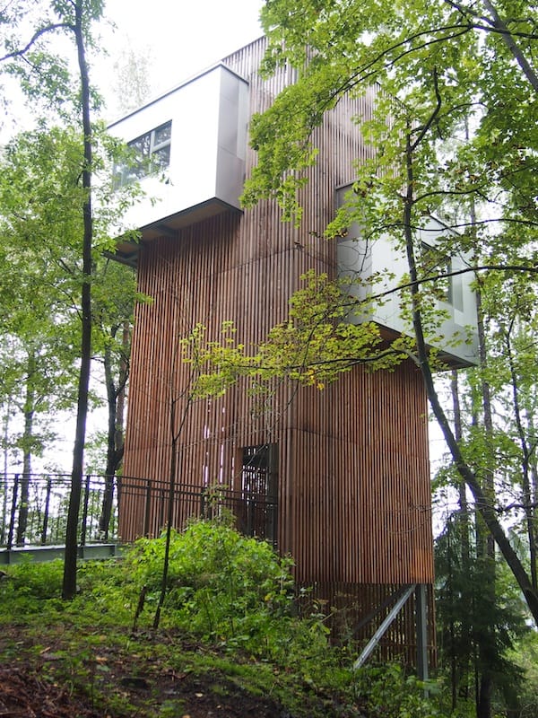 Last but not least, die Baumhaus-Lodge im Naturpark Schrems hit hirer einzigartigen Architektur in mitten des Waldes.