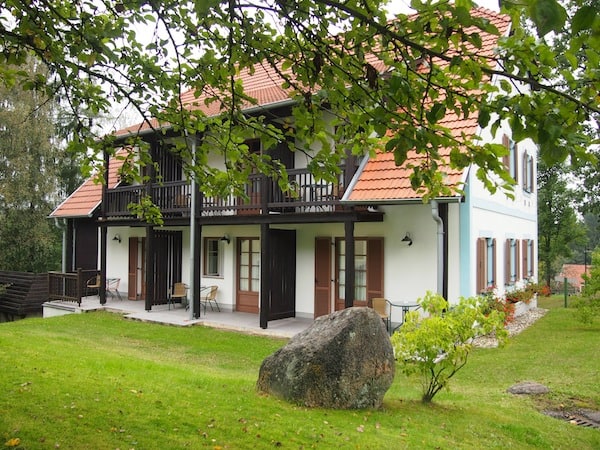 Im angrenzenden Hoteldorf Königsleiten lässt es sich direkt am Litschauer Herrensee "schön ruhig" schlafen.