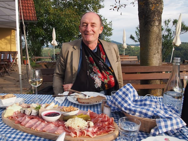 ... hier finden wir echte Entspannung - auch Terry, welcher nach einem Sturz mit dem Segway kurzerhand dieses fabelhafte Schlingentuch von "Mutter Erika" bekommt ...