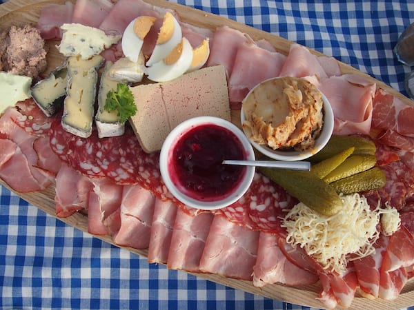 Das Essen hier ist einfach zum Anbeißen - köstliche regionale Schmankerl, wie sie für eine Buschenschank hier in der Weinregion Südsteiermark typisch sind ...