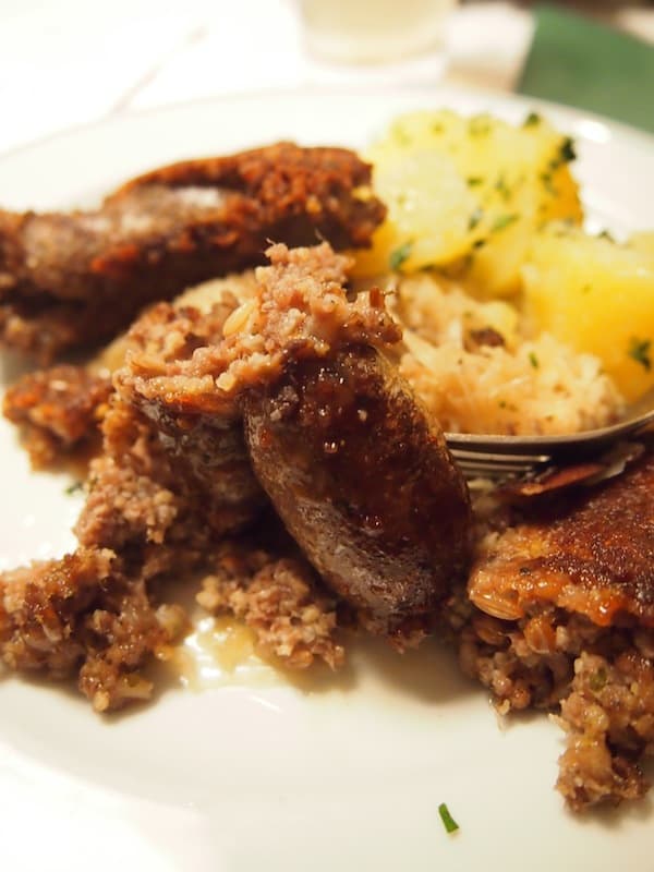 ... sowie die würzig-gefüllte Breinwurst, welche neben Fleisch auch Gemüse und Getreide als Inhaltsstoffe bietet- gesunde Wurst also! Herrlich.