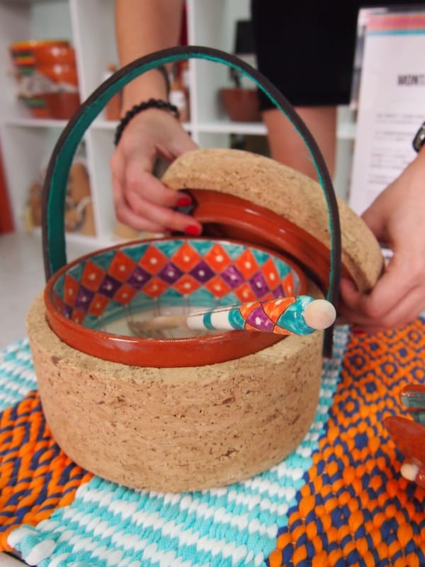 Im Regionalbüro der Firma ProActiveTur erklärt mir die Mitarbeiterin von João die Technik zur Herstellung dieses Kork-Keramik-Gefäßes. Wunderschön! So eines möchte ich am liebsten gleich mitnehmen.