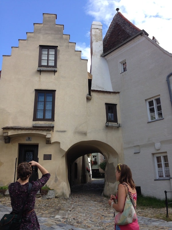 Am Haus ohne Tür vorbei, setzen wir unseren Rundgang an diesem Gebäude, dem alten Pfarrhof von Krems fort. Lucia nennt dies treffend "den ersten Couchsurfing-Platz von Krems" noch während des Mittelalters!