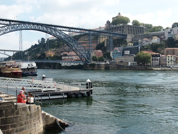Wir beginnen den Zauber der Stadt Porto mit einem Blick vom Ufer des Douro-Flusses auf die berühmte Ponte D. Luis I, ein einzigartige Eisenkonstruktion die zu den Wahrzeichen der Stadt zählt.