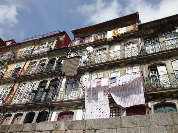 "Heute ist Waschtag": An jedem Tag, an dem hier die Sonne scheint, hängen die Menschen ihre Wäsche an den Hausfassaden zum Trocknen auf - typisch für den "Süden". :)