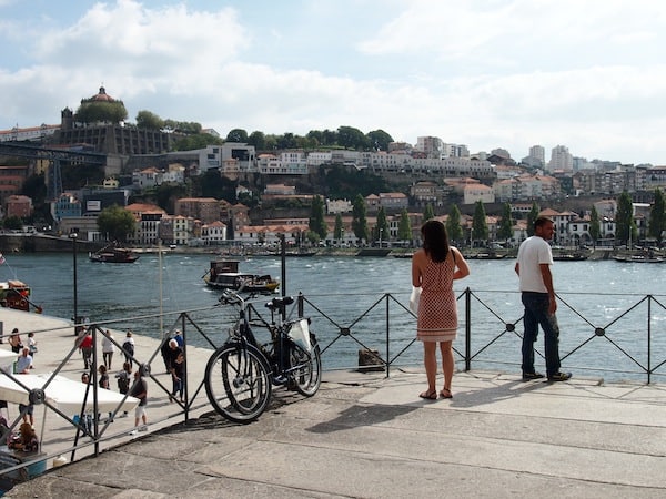 Am Blick auf die Portweinkellereien vom Flussufer der Altstadt von Porto aus können wir uns gar nicht sattsehen ... Ihr?