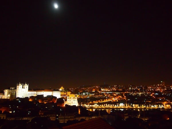 Und auch, oder gerade abends, lohnt der Blick über die Stadt, zum Beispiel hier vom Miradouro da Vitória.