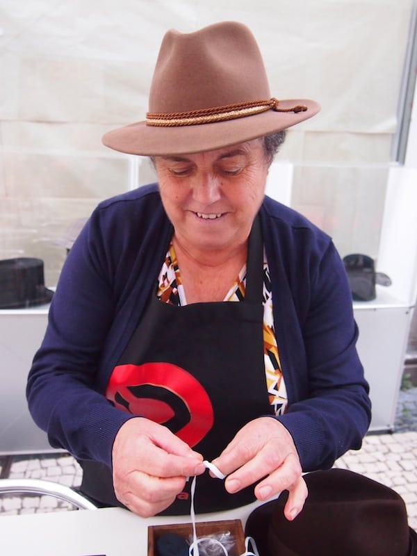 Meine Freundinnen Rita Branco & Sara Dias stellen mir auch diese charmante Dame vor, welche für das Hutmuseum von Porto verantwortlich zeichnet - und dort auch Filz- und Hutmacherkurse für Besucher anbietet!