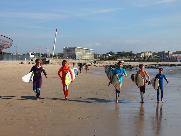 Auf geht's an den Strand: Sonnige Surfer-Boys & Girls am Strand von Matosinhos, Porto.