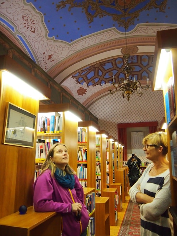 Apart from Petra and her studio, make sure you visit the local “peace library” in town that is located in the former synagogue of the Jewish community of Stadtschlaining.