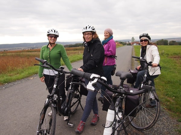 Thank God our fancy e-bikes make us lose at least a few calories again, picked up over nibbling off Aloisia’s cookies and during the ensuing wine tasting in the South Burgenland wine growing district ...!