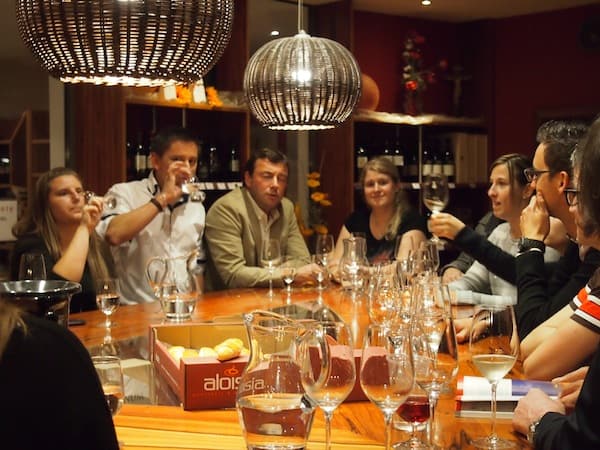 Die Vinothek am Eisenberg empfängt uns in geselliger und fachkundiger Runde zur typisch südburgenländischen Weinverkostung ...